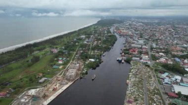 Miri Şehri 'nin ünlü plajları, nehirleri, şehirleri ve manzaralı çevresiyle Landmark ve Turist Çekim alanları