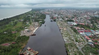 Miri Şehri 'nin ünlü plajları, nehirleri, şehirleri ve manzaralı çevresiyle Landmark ve Turist Çekim alanları