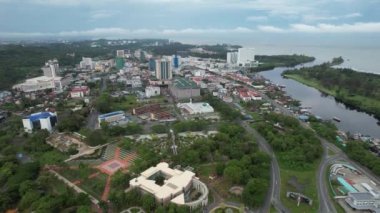 Miri Şehri 'nin ünlü plajları, nehirleri, şehirleri ve manzaralı çevresiyle Landmark ve Turist Çekim alanları