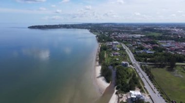 Miri Şehri 'nin ünlü plajları, nehirleri, şehirleri ve manzaralı çevresiyle Landmark ve Turist Çekim alanları