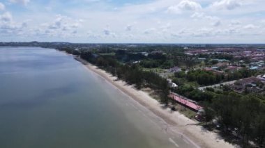 Miri Şehri 'nin ünlü plajları, nehirleri, şehirleri ve manzaralı çevresiyle Landmark ve Turist Çekim alanları