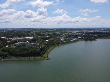 Miri Şehri 'nin ünlü plajları, nehirleri, şehirleri ve manzaralı çevresiyle Landmark ve Turist Çekim alanları
