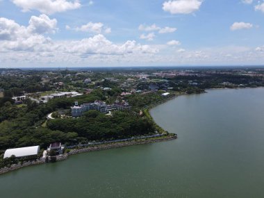 Miri Şehri 'nin ünlü plajları, nehirleri, şehirleri ve manzaralı çevresiyle Landmark ve Turist Çekim alanları