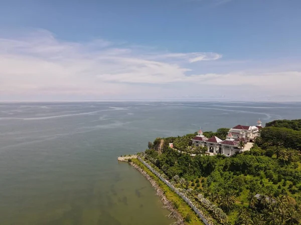 Miri Şehri 'nin ünlü plajları, nehirleri, şehirleri ve manzaralı çevresiyle Landmark ve Turist Çekim alanları