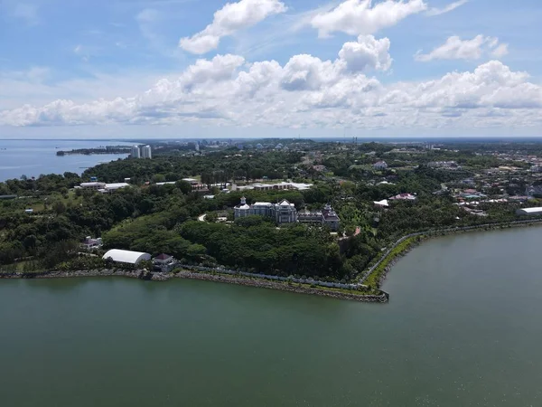 Miri Şehri 'nin ünlü plajları, nehirleri, şehirleri ve manzaralı çevresiyle Landmark ve Turist Çekim alanları