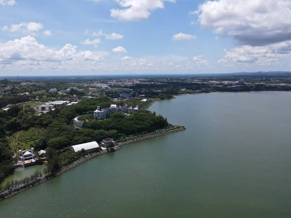 Miri Şehri 'nin ünlü plajları, nehirleri, şehirleri ve manzaralı çevresiyle Landmark ve Turist Çekim alanları