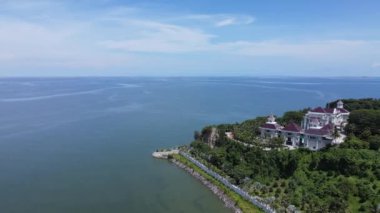 Miri Şehri 'nin ünlü plajları, nehirleri, şehirleri ve manzaralı çevresiyle Landmark ve Turist Çekim alanları