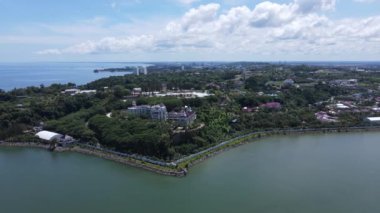 Miri Şehri 'nin ünlü plajları, nehirleri, şehirleri ve manzaralı çevresiyle Landmark ve Turist Çekim alanları