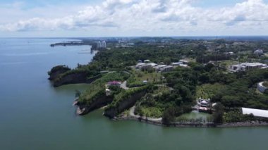 Miri Şehri 'nin ünlü plajları, nehirleri, şehirleri ve manzaralı çevresiyle Landmark ve Turist Çekim alanları