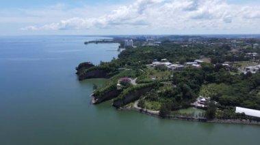 Miri Şehri 'nin ünlü plajları, nehirleri, şehirleri ve manzaralı çevresiyle Landmark ve Turist Çekim alanları