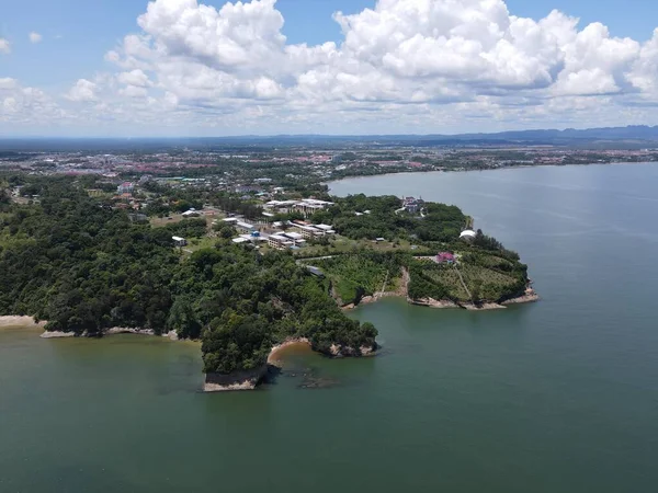 Miri Şehri 'nin ünlü plajları, nehirleri, şehirleri ve manzaralı çevresiyle Landmark ve Turist Çekim alanları