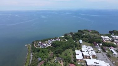 Miri Şehri 'nin ünlü plajları, nehirleri, şehirleri ve manzaralı çevresiyle Landmark ve Turist Çekim alanları