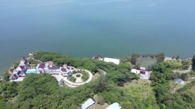 Miri Şehri 'nin ünlü plajları, nehirleri, şehirleri ve manzaralı çevresiyle Landmark ve Turist Çekim alanları