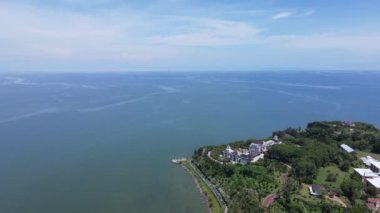 Miri Şehri 'nin ünlü plajları, nehirleri, şehirleri ve manzaralı çevresiyle Landmark ve Turist Çekim alanları