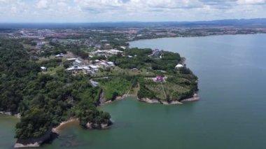 Miri Şehri 'nin ünlü plajları, nehirleri, şehirleri ve manzaralı çevresiyle Landmark ve Turist Çekim alanları