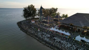 Miri Şehri 'nin ünlü plajları, nehirleri, şehirleri ve manzaralı çevresiyle Landmark ve Turist Çekim alanları