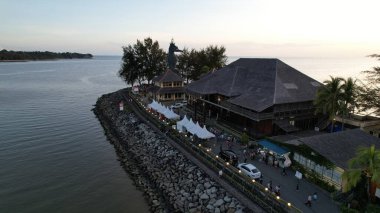 Miri Şehri 'nin ünlü plajları, nehirleri, şehirleri ve manzaralı çevresiyle Landmark ve Turist Çekim alanları