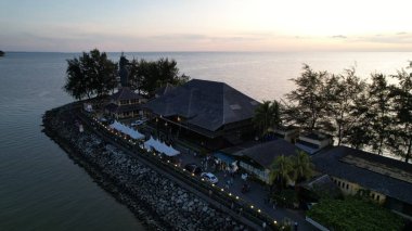 Miri Şehri 'nin ünlü plajları, nehirleri, şehirleri ve manzaralı çevresiyle Landmark ve Turist Çekim alanları