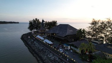 Miri Şehri 'nin ünlü plajları, nehirleri, şehirleri ve manzaralı çevresiyle Landmark ve Turist Çekim alanları