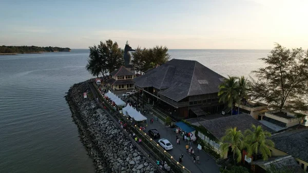 Miri Şehri 'nin ünlü plajları, nehirleri, şehirleri ve manzaralı çevresiyle Landmark ve Turist Çekim alanları