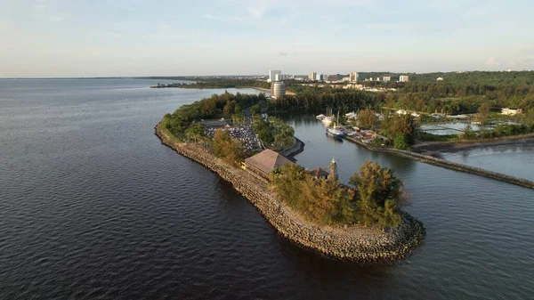 Miri Şehri 'nin ünlü plajları, nehirleri, şehirleri ve manzaralı çevresiyle Landmark ve Turist Çekim alanları