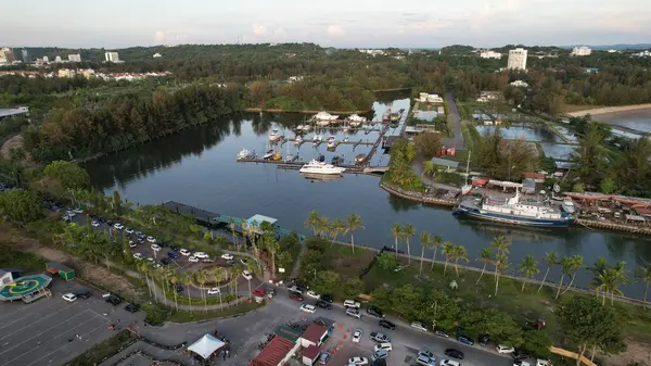 Miri Şehri 'nin ünlü plajları, nehirleri, şehirleri ve manzaralı çevresiyle Landmark ve Turist Çekim alanları