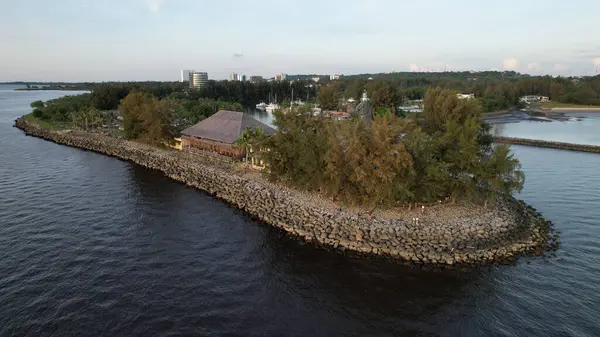 Miri Şehri 'nin ünlü plajları, nehirleri, şehirleri ve manzaralı çevresiyle Landmark ve Turist Çekim alanları