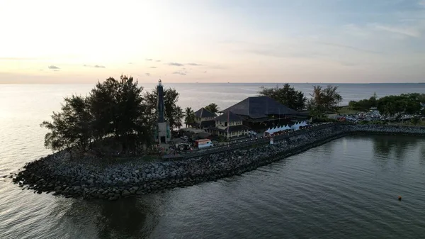 Miri Şehri 'nin ünlü plajları, nehirleri, şehirleri ve manzaralı çevresiyle Landmark ve Turist Çekim alanları