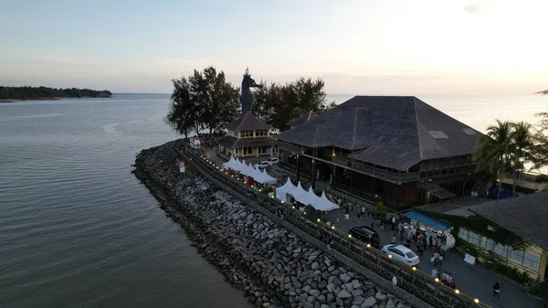 Miri Şehri 'nin ünlü plajları, nehirleri, şehirleri ve manzaralı çevresiyle Landmark ve Turist Çekim alanları