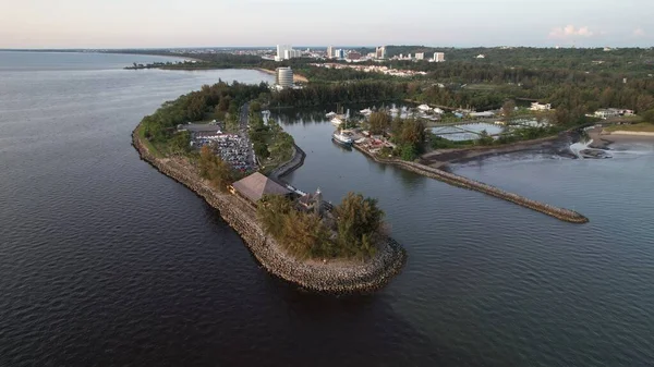 Miri Şehri 'nin ünlü plajları, nehirleri, şehirleri ve manzaralı çevresiyle Landmark ve Turist Çekim alanları