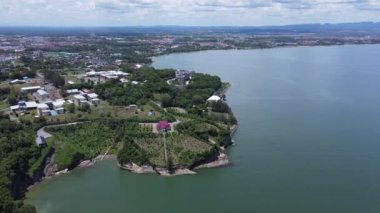 Miri Şehri 'nin ünlü plajları, nehirleri, şehirleri ve manzaralı çevresiyle Landmark ve Turist Çekim alanları