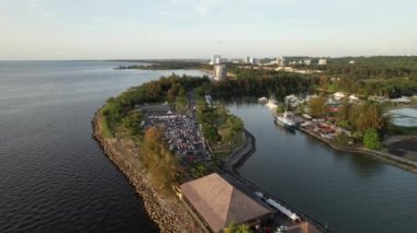 Miri Şehri 'nin ünlü plajları, nehirleri, şehirleri ve manzaralı çevresiyle Landmark ve Turist Çekim alanları