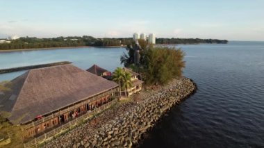 Miri Şehri 'nin ünlü plajları, nehirleri, şehirleri ve manzaralı çevresiyle Landmark ve Turist Çekim alanları