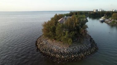 Miri Şehri 'nin ünlü plajları, nehirleri, şehirleri ve manzaralı çevresiyle Landmark ve Turist Çekim alanları