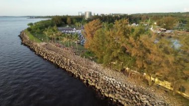 Miri Şehri 'nin ünlü plajları, nehirleri, şehirleri ve manzaralı çevresiyle Landmark ve Turist Çekim alanları