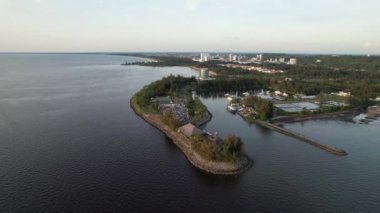 Miri Şehri 'nin ünlü plajları, nehirleri, şehirleri ve manzaralı çevresiyle Landmark ve Turist Çekim alanları
