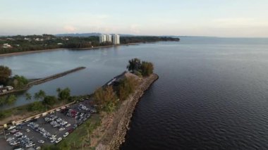 Miri Şehri 'nin ünlü plajları, nehirleri, şehirleri ve manzaralı çevresiyle Landmark ve Turist Çekim alanları
