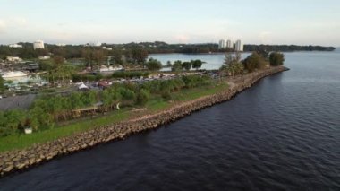 Miri Şehri 'nin ünlü plajları, nehirleri, şehirleri ve manzaralı çevresiyle Landmark ve Turist Çekim alanları