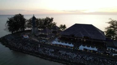 Miri Şehri 'nin ünlü plajları, nehirleri, şehirleri ve manzaralı çevresiyle Landmark ve Turist Çekim alanları