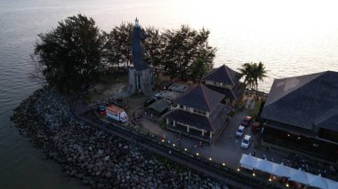 Miri Şehri 'nin ünlü plajları, nehirleri, şehirleri ve manzaralı çevresiyle Landmark ve Turist Çekim alanları