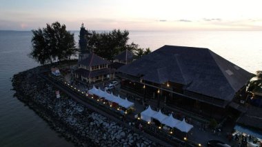 Miri Şehri 'nin ünlü plajları, nehirleri, şehirleri ve manzaralı çevresiyle Landmark ve Turist Çekim alanları