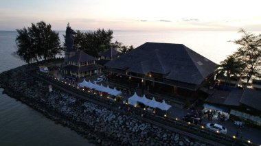 Miri Şehri 'nin ünlü plajları, nehirleri, şehirleri ve manzaralı çevresiyle Landmark ve Turist Çekim alanları