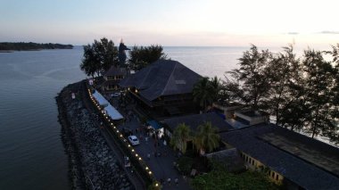 Miri Şehri 'nin ünlü plajları, nehirleri, şehirleri ve manzaralı çevresiyle Landmark ve Turist Çekim alanları