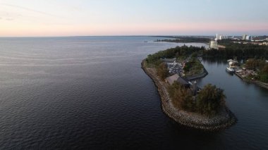 Miri Şehri 'nin ünlü plajları, nehirleri, şehirleri ve manzaralı çevresiyle Landmark ve Turist Çekim alanları