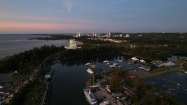 Miri Şehri 'nin ünlü plajları, nehirleri, şehirleri ve manzaralı çevresiyle Landmark ve Turist Çekim alanları