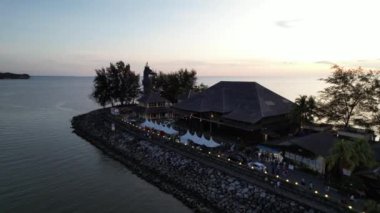 Miri Şehri 'nin ünlü plajları, nehirleri, şehirleri ve manzaralı çevresiyle Landmark ve Turist Çekim alanları