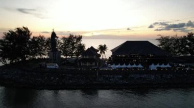 Miri Şehri 'nin ünlü plajları, nehirleri, şehirleri ve manzaralı çevresiyle Landmark ve Turist Çekim alanları