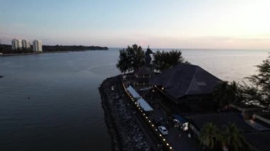 Miri Şehri 'nin ünlü plajları, nehirleri, şehirleri ve manzaralı çevresiyle Landmark ve Turist Çekim alanları