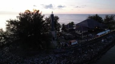 Miri Şehri 'nin ünlü plajları, nehirleri, şehirleri ve manzaralı çevresiyle Landmark ve Turist Çekim alanları