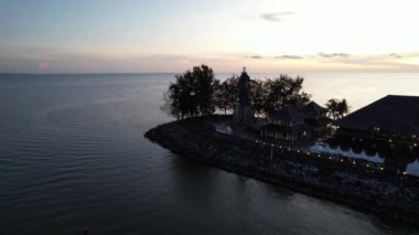 Miri Şehri 'nin ünlü plajları, nehirleri, şehirleri ve manzaralı çevresiyle Landmark ve Turist Çekim alanları